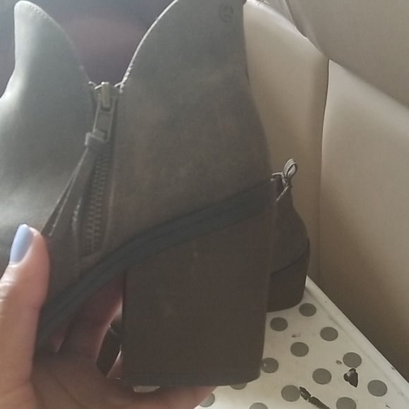 Barely worn heeled boots - Picture 4 of 8